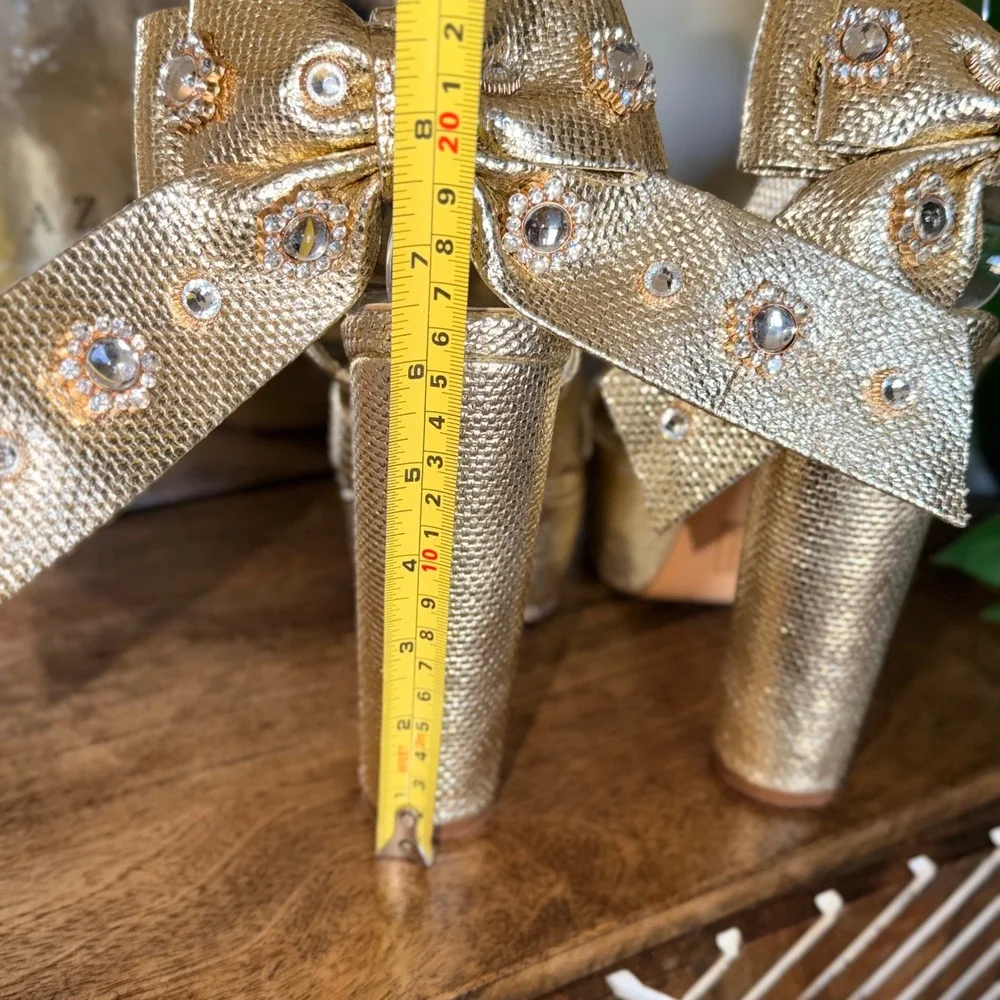 Azalea Wang measurements heel